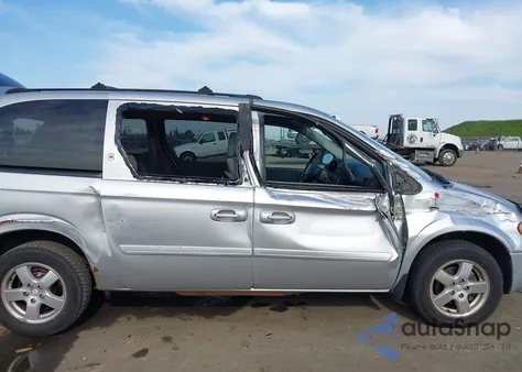 2005 Dodge Grand Caravan Sxt z USA, uszkodzony, nr VIN 2D4GP44LX5R193604